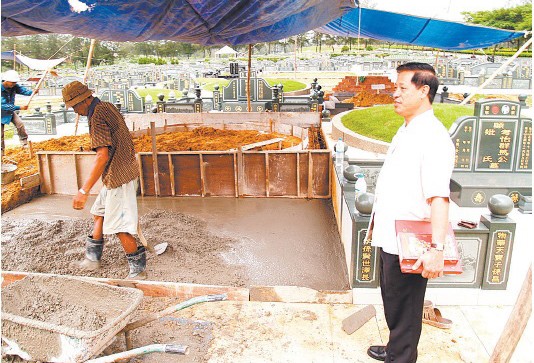 吴佰霖师父在现场监督坟墓工程。 