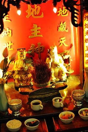 地主既是五方五土龙神,又是财神,更是家里的守护神,平时多祭拜祂,必会受其保佑。