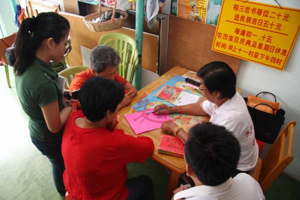 善信络绎不绝,杨九妹仍耐心向善信询问一些个人资料和时辰八字,然后再将之写在纸上,再查看三世书,并逐项分析给善信听 !