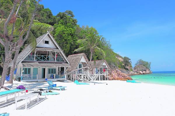 白色的沙滩原始木板搭建的度假屋，让人仿佛身在外国。