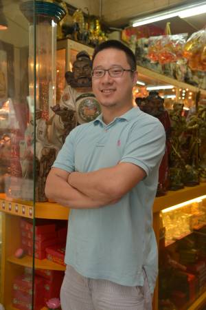 “平常我们祈求观音菩萨替我们消灾解难,可准备清香、五斋、观音衣等祭品,以表诚心。”尤国林说道。