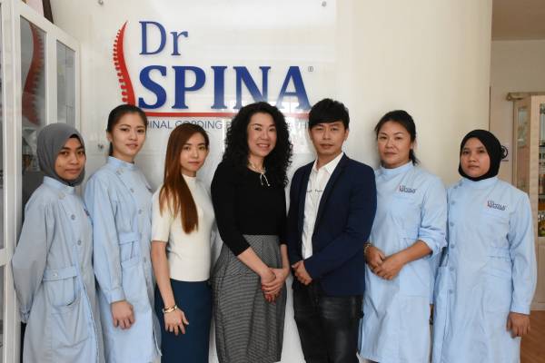 Dr Spina CEO Elaine Teoh张鎧荔、品牌创办人谢翠萍女士及莱柏尊集团（马）有限公司CEO林尚恩先生，带领整个护理团队，为前来护理的人士提供完善又温馨的护理服务。