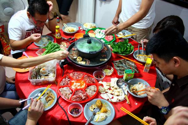 大扫除后,晚上全家可以坐在一起吃火锅,这叫旺炉,能催旺屋子的旺气。