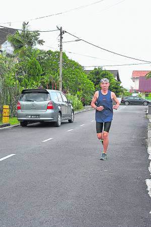 Uncle Wong虽然已经是74岁,但骨骼惊奇还健步如飞呢!