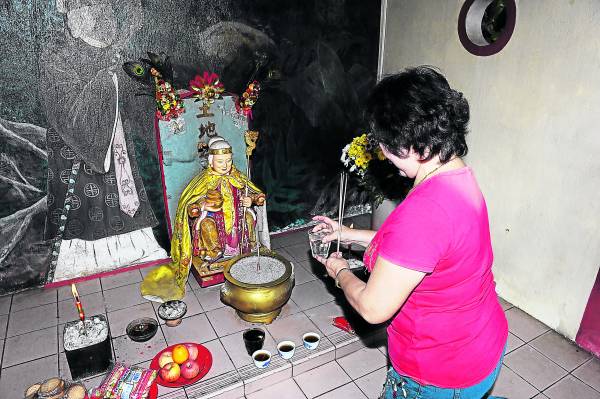 救命土地婆:作为华山圣祖宫守护神的土地婆婆,经常报梦给信徒,让他们逃过灾难。
