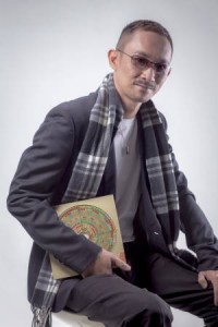 “大军师堪舆命理”创办人张一天老师表示,虎爷公在五行上一般分为五种,即土(黄)、水(黑)、金(白)属于真虎,火(红)与木(青)虎乃假虎,每一种颜色的虎爷公,保佑功能都不一样。而且“拜”虎爷和“祭”虎爷方式有差,两者不可混淆哦!