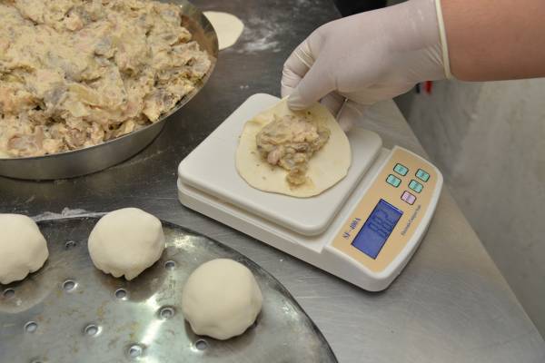 蘑菇包制作过程绝不马虎，蘑菇包的包皮和馅料必须先确定重量，才可以交货。