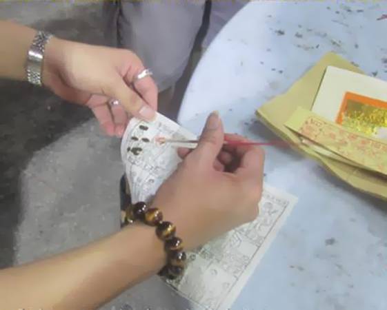 每间庙宇祭白虎仪式各不相同,有者更会为纸老虎点睛,但张老师并不鼓励这么做。