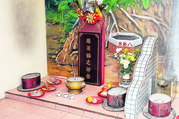 阴神与大伯公并位:陈道姑之神位,曾让不少善信中过大小奖。