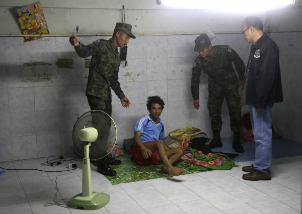 取缔行动中被叫醒的缅甸移工，被扣留之后命运难卜。