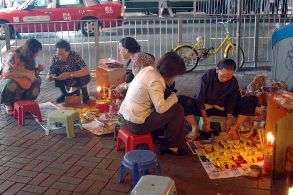 张老师表示,打小人最终只会自我承受更多的恶果,因此最好是在惊蛰日当天拜黑虎爷,就能解决心中忧虑。