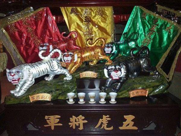 一般被视为五虎爷“五虎将军”的五行虎,唯有黑白黄为真虎,红青虎则被视为假虎,所以普遍都以黄虎爷“虎爷将军”较深入民心,除了在生活或教育、视频比较广泛常见,主要原因是因为有招财和镇地方性安宁作用,其主土地公或福德正神,更是家喻户晓的“财神”之一,所以一般人对口头常说的虎爷,一点都不陌生。
