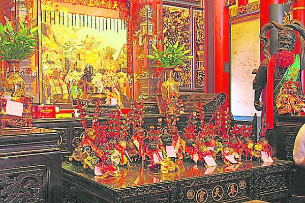 台湾新港奉天宫虎爷地位,非一般的崇高又受到信徒特别的敬仰,而且逢惊蛰之日,该地更是台湾旅游的一个瞩目焦点。