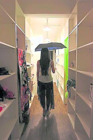绝对不能在屋内把伞打开，尤其黑伞更是忌讳。