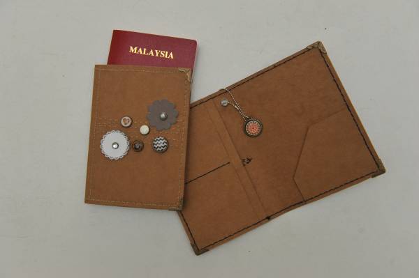 除了结婚高脚杯，Lisa亦自己动手制作其他物品，比如护照本或记事簿加点装饰物。