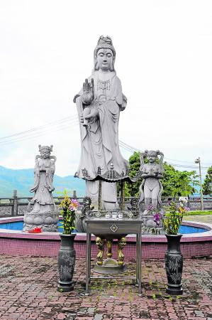 18尺8寸高的巨型南海白衣观世音菩萨石雕圣象镇守华山圣祖宫,使到整个环境磁场犹如灵气盖世。