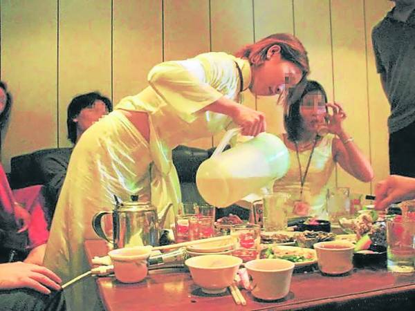大批越南妹涌进我国,她们“样靓、身材正”,而且比小龙女更贴心、温柔,最重要是价钱便宜一半,结果风流客都把目标转移到越南妹身上,小龙女则流失了许多金主。