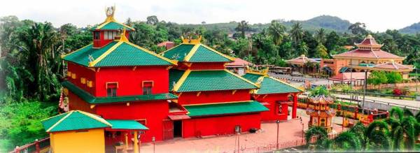 青龙宫除了法主公显灵事迹，庙宇建设也非常特别，呈现“一个马来西亚”精神，与回教堂毗邻！