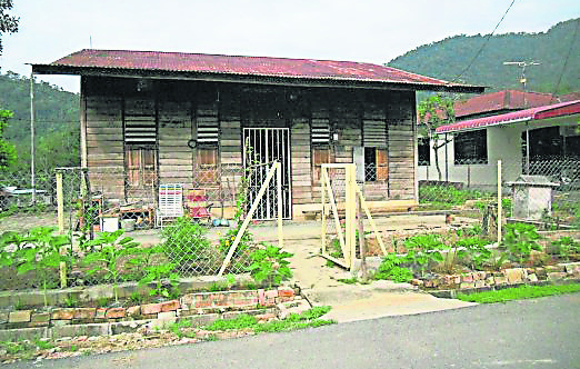 别小看这间简陋的板屋,它可是一间民宿。