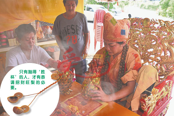 济公运用独门秘法结印下咒,同时用朱砂画符开光,有时心血来潮,甚至会即兴挥笔写上神字号码,往往中奖机率更高。