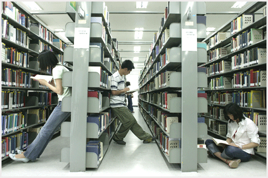 中国留学生王燕爆料，因为平常大家为了追星而耽误课程，结果大考临近，大家才争相到图书馆复习是常有的事。