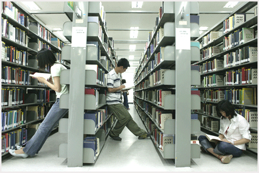 中国留学生王燕爆料,因为平常大家为了追星而耽误课程,结果大考临近,大家才争相到图书馆复习是常有的事。