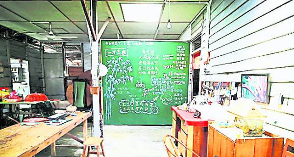 荒废的板屋虽然注入了新生命,但民宿里面依旧保留了复古气息。