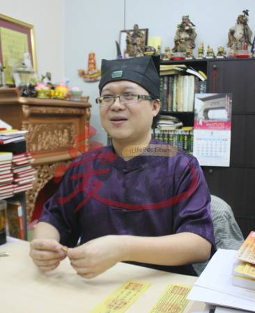 王道长坦言,想要求健康和生意好转的福主,可以放一枚刻有“长命富贵”的金牌在魂瓮中,以加强五行相生的能量。