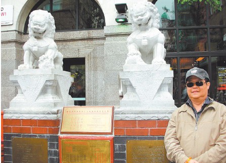 风水大师谭福祥表示，唐人街石狮不应收在门后，应移去大门外，挡煞挡灾更佳。