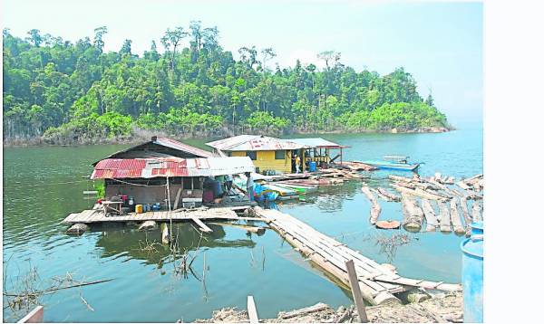 一些土著也会在水中央建几间特色旅舍，让旅客体验水上睡觉。