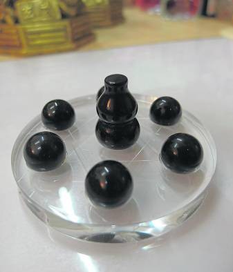 运程低迷者最适合摆“七星花开富贵阵法”,但此阵必须良辰吉日才可以摆阵,而且还要每天摆水供奉,会有意想不到的效果哦!