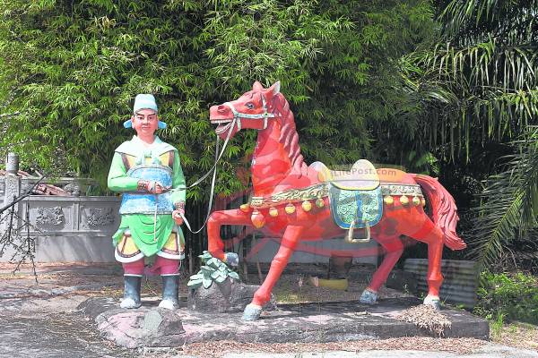 关帝爷指定: 赤兔追风马 沙白安南河畔关帝庙 地址:NO, 18(2782),Jalan Tepi Sungai, off Jalan Kunci Air, 45200, Sabak Bernam,Selangor .电话:012-50055032 卫星导航:3.776875, 100.988330