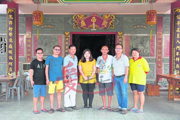 左二起:顾问张海春、主席陈德山、记者、秘书兼乩童陈顺忠、顾问陈喜远。