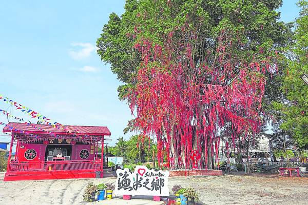 每个人来到了适耕庄必定在热浪沙滩的许愿树上许愿。 热浪沙滩 地址：25, Jalan Jpt 45400 Sekinchan, Selangor 卫星导航：3.502882, 101.094496