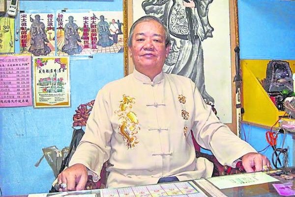吴俊融师父表示,每一张贵人符下方,都要写上姓名和生辰八字,五方贵人就会在暗中扶助招来贵人。