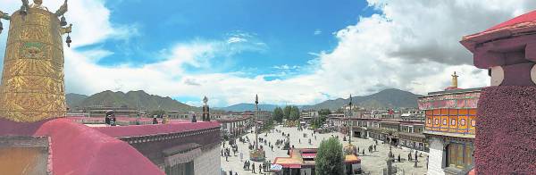 没有亲眼见见西藏的风景，永远无法相信它壮丽的一面，真的有这么一个世界山高到仿佛顶天、草地一片绵延、如梦似幻的蓝天白云……