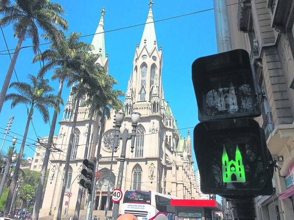 在圣保罗Catedral da Sé 教堂前有个非常有趣发现，它前方红绿灯就是教堂的形状，非常特别！