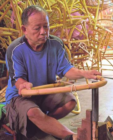 4.必要时还要借助绳子,固定形状绑着定着藤,少一点气力也不行。