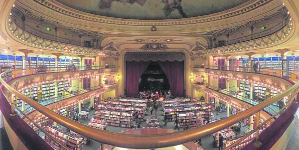 El Ateneo另一让启铭感到特别的非典雅的El Ateneo 书店莫属。这接近百年的建筑是由剧院改造而成的辉煌精致的书店。