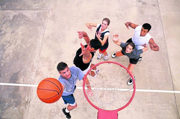 basketball:与同事、朋友相约运动,互动多了,人就不易空虚。