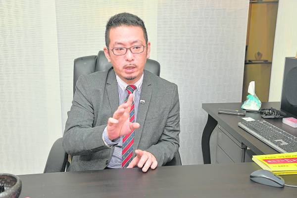风水命理师李鸿毅:系红线是针对你的需求选项,把红线系到你的手上,加注我的能量气场,开运吉祥。