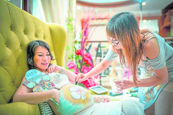 艺术家Annie因被梁婉婷的怀孕过程感动,特地从英国飞回马,替她肚皮彩绘,非常有意义。