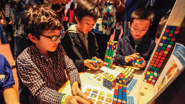 全球有不少魔术方块展览及竞技场,吸引不少小孩至年轻人踊跃参与。