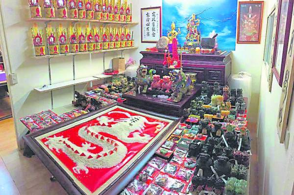 养貔貅的目的是招财,鸿毅老师把它当小狗训练,养成或训练后,摆放室内(任何一个角落,忌放房间) 即可。