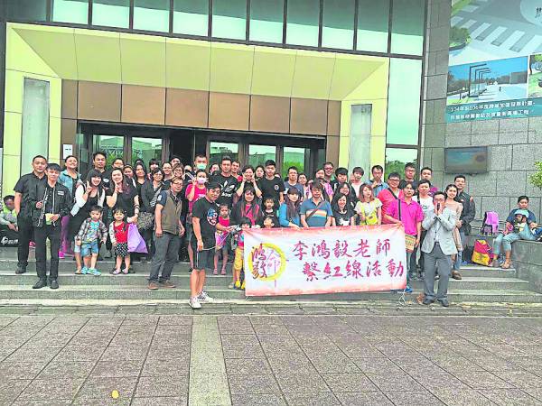 由于红线为不少老幼中青带来好运,因此鸿毅老师的系红线活动吸引了很多追随者。