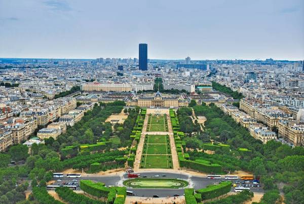 巴黎战神广场，交通四通八达，气流顺畅，让巴黎成为世界第一大旅游景点。