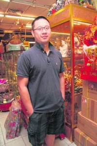 万宝神料行少东尤国林表示,拜祭济公也别忘了奉上一把济公扇,这能增添其法力,全家必能受其庇佑。