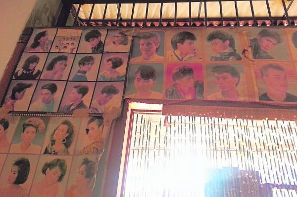 金凤电发院内墙上贴满发型模特儿海报，散发着浓浓的怀旧味。