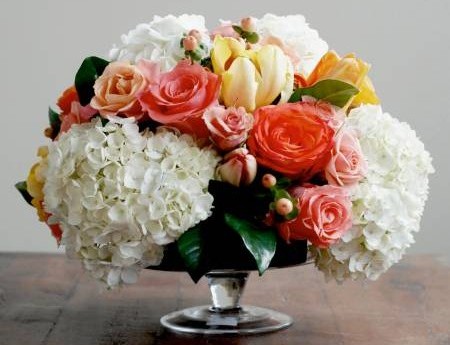 在家中的东南方摆放五颜六色的花卉，可以吸引多姿多彩的姻缘来临。