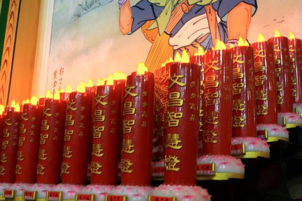 到神庙点一盏常年文昌灯，有助于孩子的智慧开窍。